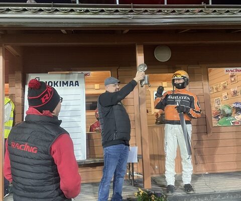 Jari Kinnunen ja Tommi Kylliäinen valitsemassa lähtöratoja Jokimaalla. Jokimaan Petri Virtanen kuvassa keskellä.